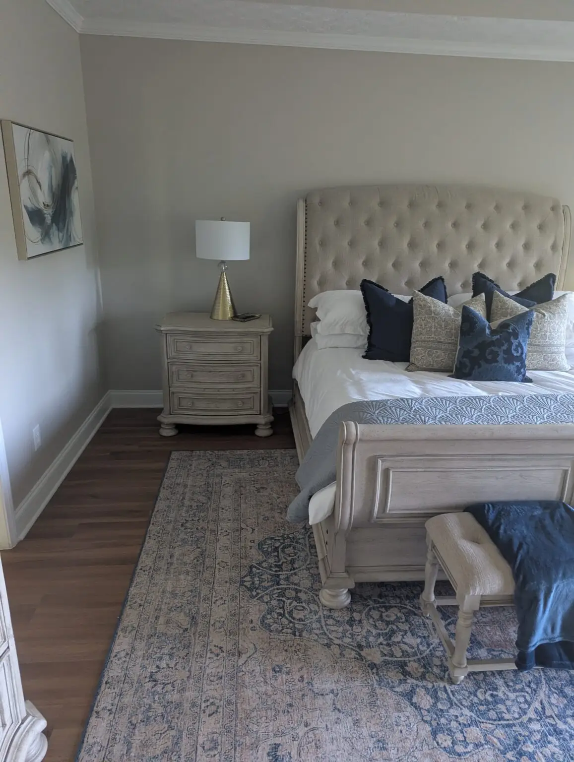 Bedroom, organized and cleaned after a professional cleaning service